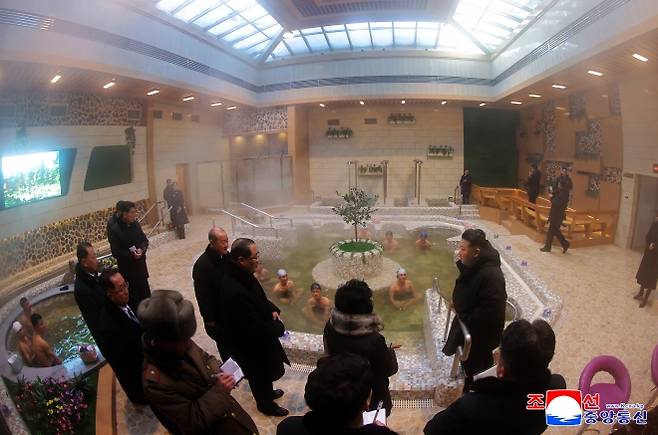 김정은 북한 국무위원장이 지난 20일 과거 운영 실태를 신랄하게 질타했던 함경북도 경성군 온포근로자휴양소 준공식에 참석해 리모델링 성과를 칭찬했다고 조선중앙통신이 21일 보도했다. 2026.1.21 평양 조선중앙통신 연합뉴스