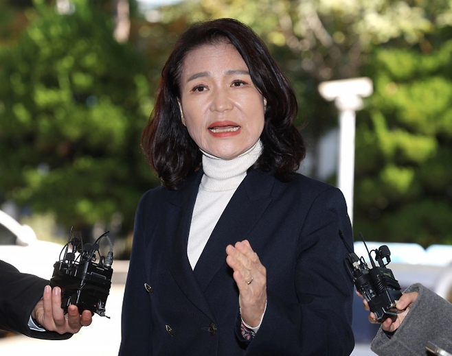 이진숙 전 방송통신위원장이 지난해 10월 27일 서울 영등포경찰서에 조사를 받기 위해 출석하고 있다.  연합뉴스