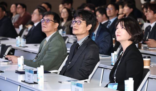 이창용 한국은행 총재(왼쪽부터)와 이해진 네이버 창업자 겸 이사회 의장, 최수연 네이버 대표가 21일 서울 중구 한국은행 콘퍼런스홀에서 열린 2026 한국은행·네이버 공동 AX 콘퍼런스에서 류제명 과학기술정보통신부 제2차관의 기조연설을 경청하고 있다. 연합뉴스