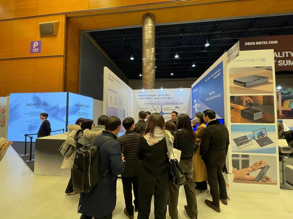 사진=프라이스원 관계자가 ‘2026 호텔페어’에 참가해 방문객들에게 주요 솔루션을 소개하고 있다.