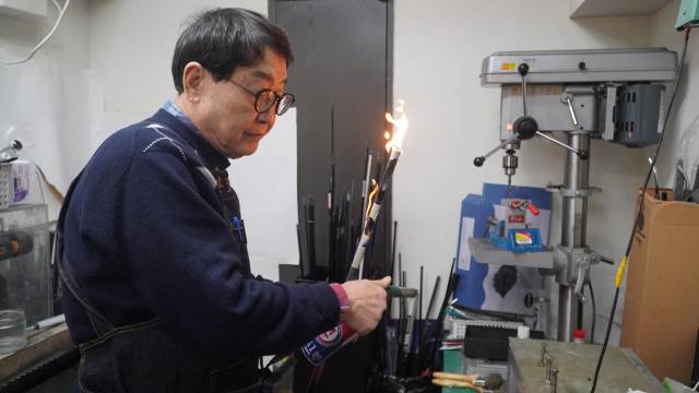 강성창 반도골프피팅센터 대표가 루크원 클럽의 그립을 교체하고 있다. 문예빈 기자