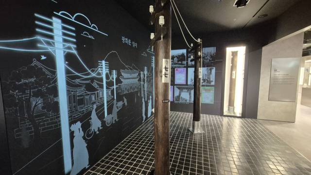 21일 서울 종로구 KT 광화문빌딩 내 전시관 ‘KT 온마루'에 한성전보총국과 전신주가 모형과 미디어아트를 통해 구현됐다. 김윤수 기자
