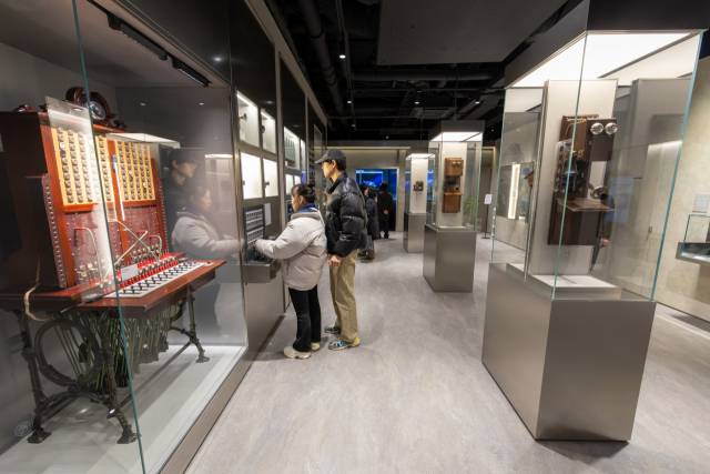 21일 서울 종로구 KT 광화문빌딩 내 전시관 ‘KT 온마루'에서 방문객들이 전시물을 살펴보고 있다. 사진 제공=KT