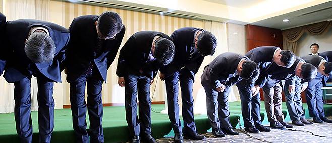 2014년 1월 20일 오전 서울 중구 코리아나호텔에서 열린 신용카드3사(KB국민카드, NH농협카드, 롯데카드) 개인정보 유출 사건에 관한 기자회견에서 카드3사 임직원들이 고객들에게 사과하고 있다.&nbsp;동아DB