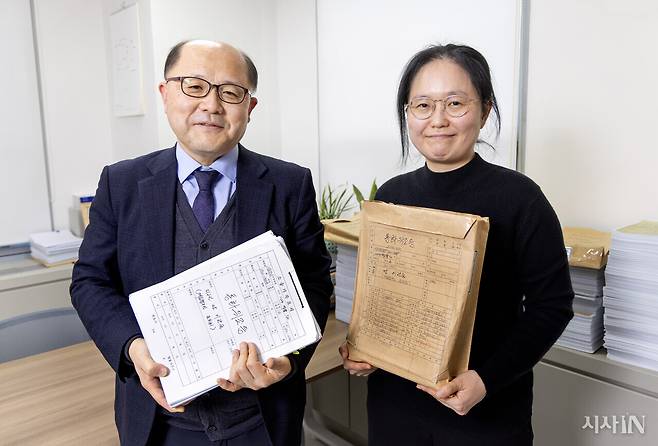 ‘이관술 무죄’ 재심을 이끌어낸 장경욱 변호사(왼쪽)와 신윤경 변호사. ⓒ시사IN 조남진