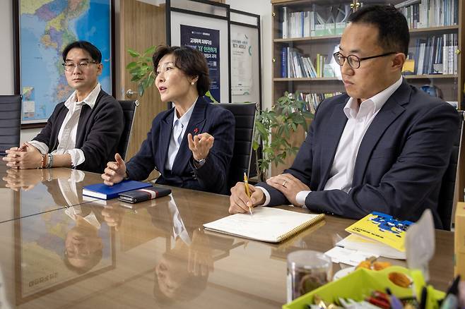 <여기, 우리가 있습니다>를 기획한 조주은 경찰청 여성안전학교폭력대책관(가운데)과 공저자 정대일 여성폭력정책계장(오른쪽), 이종석 양천경찰서 신월1파출소 1팀장. ⓒ시사IN 박미소