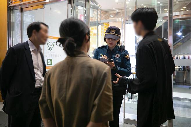 관계성 범죄 신고는 일평균 1300여 건에 이른다. 사진은 사건 조사 중인 한 경찰관의 모습. ⓒ시사IN 신선영