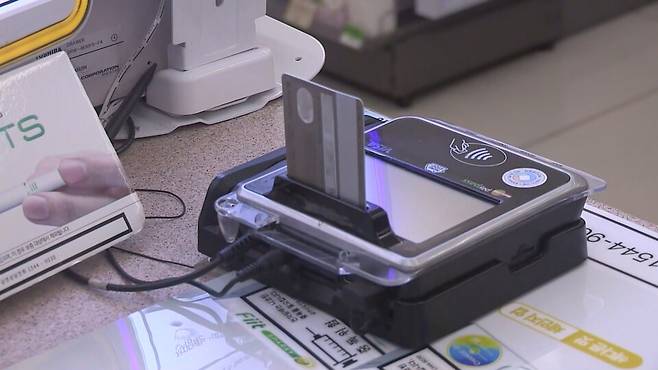 금융위원회와 금융감독원은 22일 여신전문금융업법 시행령·감독규정을 다음날부터 오는 3월 4일까지 입법예고한다고 밝혔다. 사진은 신용카드 결제 모습 ⓒ연합뉴스