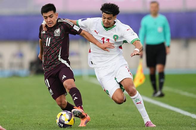 멕시코의 신성 질베르토 모라(왼쪽)가 22일(한국시간) 부상으로 멕시코 대표팀서 제외됐다. AP뉴시스