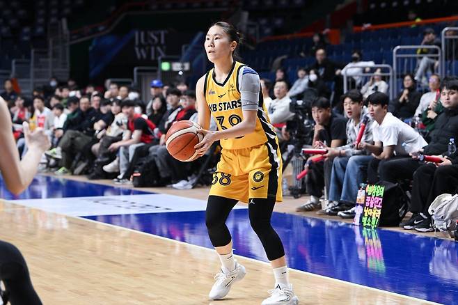 김완수 KB스타즈 감독은 나윤정(사진)이 하루빨리 반등해 외곽에서 활력을 불어넣길 바라고 있다. 사진제공｜WKBL