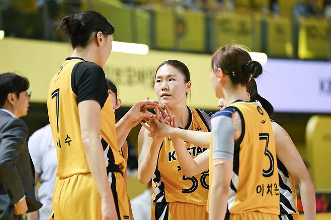 김완수 KB스타즈 감독은 나윤정(가운데)이 하루빨리 반등해 외곽에서 활력을 불어넣길 바라고 있다. 사진제공｜WKBL