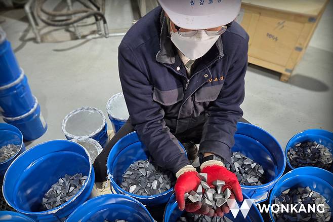 원자재 텅스텐 카바이드를 확인, 관리하는 원강 생산 현장. 사진제공|㈜원강