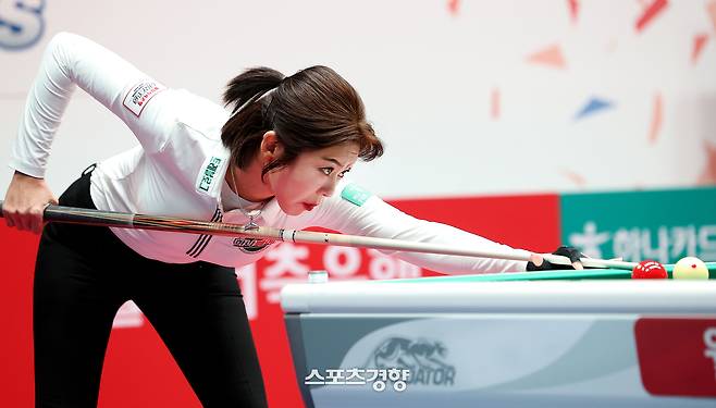 하나카드 김가영이 21일 오후 경기도 고양시 킨텍스 PBA 스타디움에서 열린 ‘웰컴저축은행 PBA 팀리그 2025~2026 포스트시즌’ 파이널(7전 4승제) 에서 다음 샷을 준비하고 있다. PBA 제공