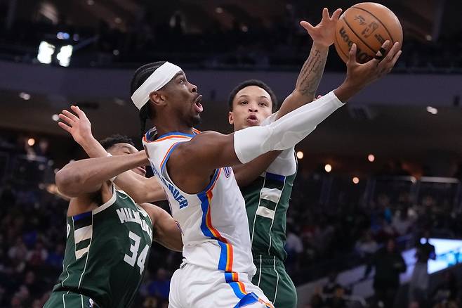 샤이 길저스-알렉산더가 22일 미국 위스콘신주 밀워키의 파이서브 포럼에서 열린 밀워키 벅스와 2025~2026 미국프로농구 정규리그 원정 경기에서 슛을 시도하고 있다.  밀워키 | AP연합뉴스