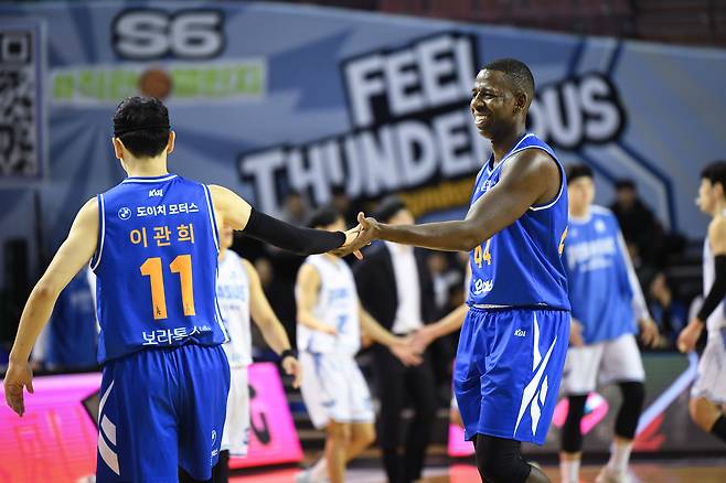프로농구 서울 삼성 이관희와 앤드류 니콜슨이 22일 대구 가스공사와의 홈경기 도중 하이파이브하고 있다. KBL 제공