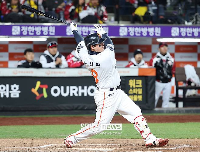 ▲&nbsp;노시환은 2026년 시즌을 정상적으로 마치면 개인 첫 프리에이전트(FA) 자격을 얻는다. 한화는 보상 장벽을 생각하지 않을 수 없었고, 노시환에 10억 원을 안겨주며 ‘철의 장벽’을 쳤다.&nbsp; ⓒ곽혜미 기자