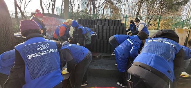 영탁 팬클럽  '영탁이 찐이야', 문화소외층 콘서트 초청→쪽방촌 기부 활동..따뜻한 나눔 실천