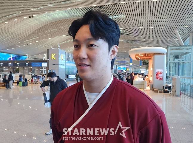 취재진과 인터뷰를 갖고 있는 안우진. /사진=박수진 기자