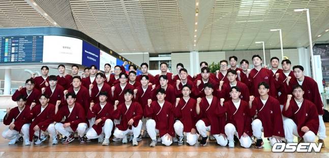 출국을 앞두고 단체 사진을 촬영하고 있는 키움 선수단.