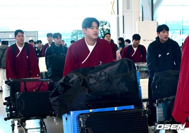 출국을 위해 짐을 옮기고 있는 박준현(가운데).