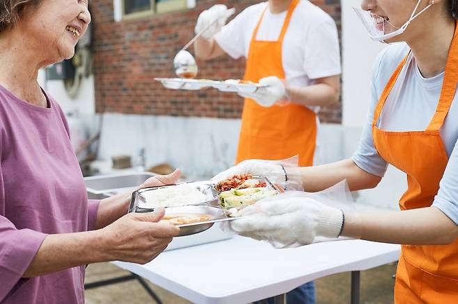 10명 중 7명이 기부를 한다면 '기부 단체를 직접 알아본 후 하겠다'고 응답했다.[사진 | 게티이미지뱅크]
