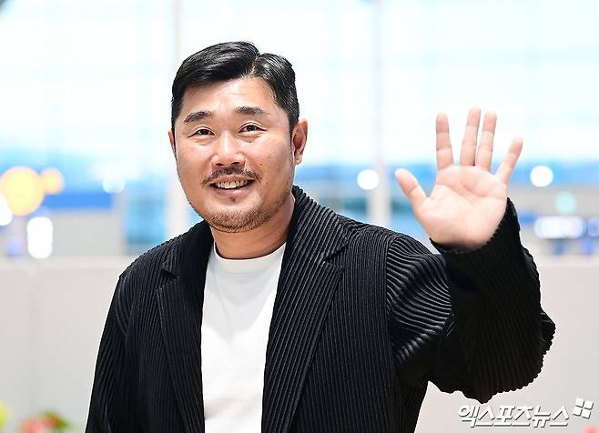 프로야구 NC 다이노스 이호준 감독과 박민우가 2026 스프링캠프를 위해 21일 오후 인천국제공항을 통해 미국으로 출국했다.   NC 이호준 감독이 출국장으로 향하고 있다. 인천공항, 박지영 기자