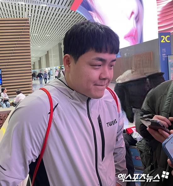 22일 인천국제공항을 통해 1차 스프링캠프 미국 애리조나행 비행기에 오른 LG 트윈스 장현식이 출국 전 취재진과 인터뷰에 응하고 있다. 인천공항, 김유민 기자