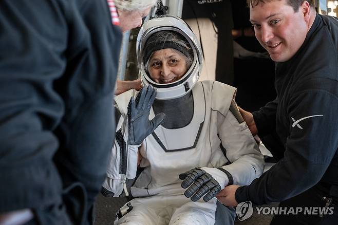 지난해 3월 18일 지구 귀환 당시 손 흔드는 수니 윌리엄스 [UPI 연합뉴스 자료사진. 재판매 및 DB 금지]