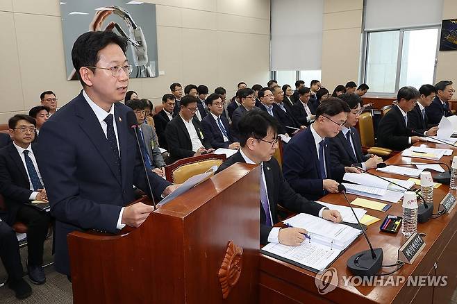 발언하는 배경훈 과기정통부 장관 (서울=연합뉴스) 김주성 기자 = 배경훈 부총리 겸 과학기술정보통신부 장관이 24일 서울 여의도 국회에서 열린 과학기술정보방송통신위원회 전체회의에서 인공지능 발전과 신뢰 기반 조성 등에 관한 기본법 개정안 등 법안 통과 후 발언하고 있다. 2025.11.24 utzza@yna.co.kr