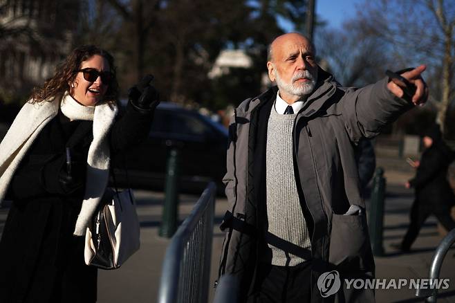 연방 대법원 공개변론 방청한 벤 버냉키 전 연준 의장(오른쪽) [AFP 연합뉴스]