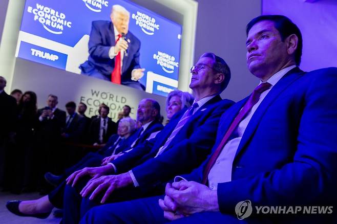 트럼프 연설 지켜보는 미 각료들 [스위스 다보스 UPI=연합뉴스. 재판매 및 DB 금지]