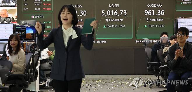 코스피, 장중 사상 첫 5,000선 돌파 (서울=연합뉴스) 이진욱 기자 = 코스피가 장중 5,000을 넘어선 가운데 22일 오전 서울 중구 하나은행 딜링룸에서 딜러가 환호하고 있다. 2026.1.22 cityboy@yna.co.kr