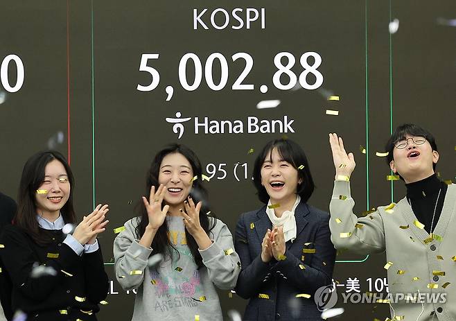 코스피, 장중 사상 첫 5,000선 돌파 (서울=연합뉴스) 이진욱 기자 = 코스피가 장중 5,000을 넘어선 가운데 22일 오전 서울 중구 하나은행 딜링룸에서 딜러들이 기뻐하고 있다. 2026.1.22 cityboy@yna.co.kr