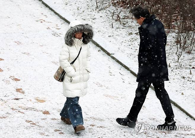 강추위에 눈까지 (광주=연합뉴스) 지난 21일 광주 서구 치평동에서 시민들이 눈이 내리고 있는 거리를 걷고 있다. [연합뉴스 자료사진]