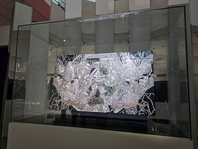 쿠키런과 나전칠기의 만남     (서울=연합뉴스) 김주환 기자 = 22일 서울 인사동 아라아트센터에서 열린 '쿠키런: 킹덤' 아트 컬래버 특별전 '위대한 왕국의 유산' 전시 공간에 손대현 나전칠기 명장이 게임을 테마로 제작한 작품이 전시돼있다. 2026.1.22 jujuk@yna.co.kr