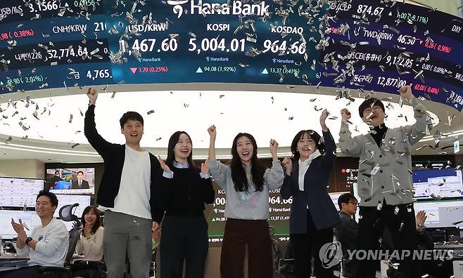 코스피, 장중 사상 첫 5,000선 돌파 (서울=연합뉴스) 이진욱 기자 = 코스피가 장중 5,000을 넘어선 가운데 22일 오전 서울 중구 하나은행 딜링룸에서 딜러들이 기뻐하고 있다. 2026.1.22 cityboy@yna.co.kr