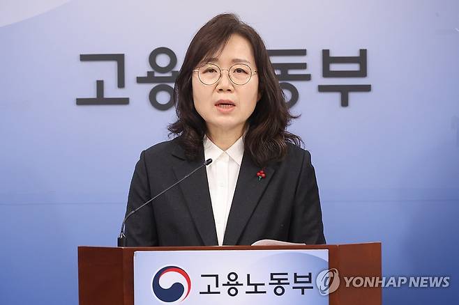 고용부, 올해 근로감독 사업장 대폭 확대 (세종=연합뉴스) 김주성 기자 = 이현옥 고용노동부 노동정책실장이 22일 정부세종청사 고용노동부 기자실에서 2026년 사업장 감독계획을 발표하고 있다. 2026.1.22 utzza@yna.co.kr