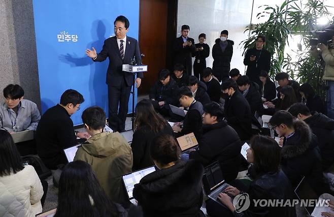 합당제안 배경 설명하는 박수현 대변인 (서울=연합뉴스) 황광모 기자 = 더불어민주당 박수현 수석 대변인이 22일 서울 여의도 국회에서 정청래 대표가 기자회견을 통해 밝힌 조국혁신당과의 합당 제안에 대한 배경 설명을 하고 있다. 2026.1.22 hkmpooh@yna.co.kr