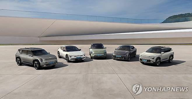 기아, 국내 전기차 진입장벽 낮춰 대중화 가속 (서울=연합뉴스) 기아는 전기차를 이미 보유한 고객과 전기차 전환을 고려하는 고객까지 구매·보유·교체 전 과정에서 체감할 수 있는 혜택을 확대한다고 22일 밝혔다. 사진 왼쪽부터 기아 EV9, EV6, EV3, EV4, EV5. 2026.1.22 [현대자동차·기아 제공. 재판매 및 DB 금지] photo@yna.co.kr