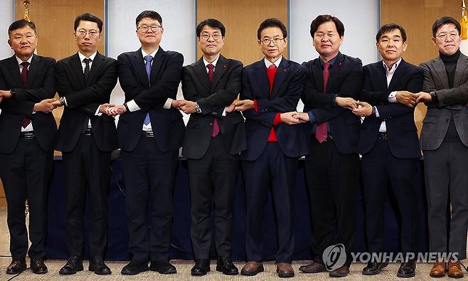 행정통합위해 손 맞잡은 대구·경북 (안동=연합뉴스) 김현태 기자 = 20일 오후 경북 안동시 경상북도청에서 열린 대구·경북 행정통합 추진협의 회의에서 이철우 경북지사와 김정기 대구시장 권한대행 행정부시장 등 참석자들이 손을 맞잡고 있다. 2026.1.20 mtkht@yna.co.kr