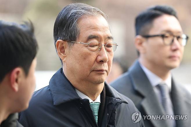 '내란 우두머리 방조 혐의' 한덕수 전 총리, 1심 선고 출석 (서울=연합뉴스) 서대연 기자 = 내란 우두머리 방조 혐의를 받는 한덕수 전 국무총리가 21일 서울중앙지법에서 열린 1심 선고 공판에 출석하고 있다. 2026.1.21 dwise@yna.co.kr