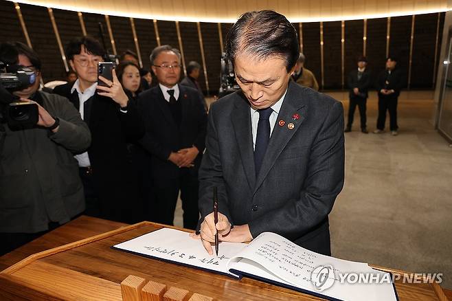 제주4·3평화공원 찾은 권오을 보훈부 장관 (제주=연합뉴스) 백나용 기자 = 제주4·3 당시 강경 진압을 주도한 고(故) 박진경 대령이 국가유공자로 등록된 사실이 알려진 이튿날인 11일 오후 권오을 국가보훈부 장관이 제주4·3평화공원 위패봉안실에서 방명록을 쓰고 있다. 2025.12.11 dragon.me@yna.co.kr