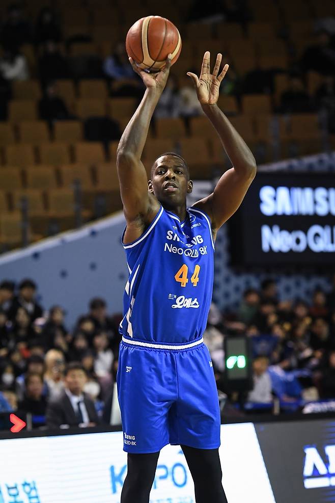 슛하는 앤드류 니콜슨 [KBL 제공. 재판매 및 DB 금지]