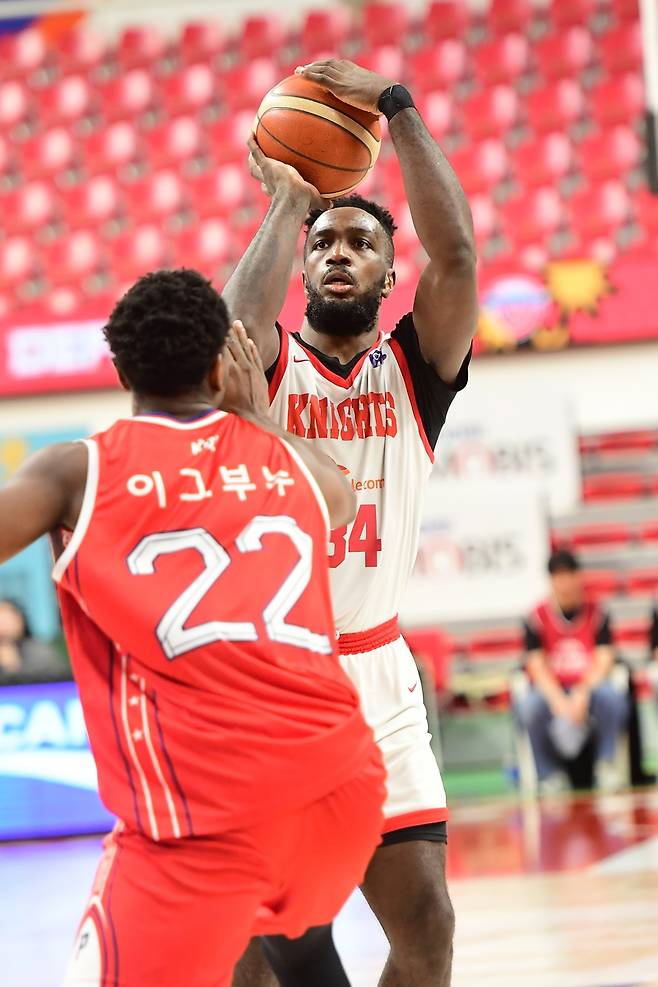슛하는 자밀 워니 [KBL 제공. 재판매 및 DB 금지]