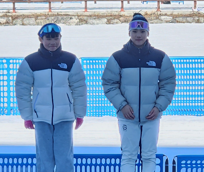 23일 강원 평창 알펜시아 바이애슬론센터에서 열린 제37회 문화체육관광부장관컵 전국바이애슬론대회 초등 고학년부 싱글믹스드릴레이(혼성 계주) 경기서 우승한 최가람(사진 왼쪽·포천G스포츠)·박서윤(포천 일동초) 조가 기념사진을 찍고 있다. 사진=경기도바이애슬론연맹