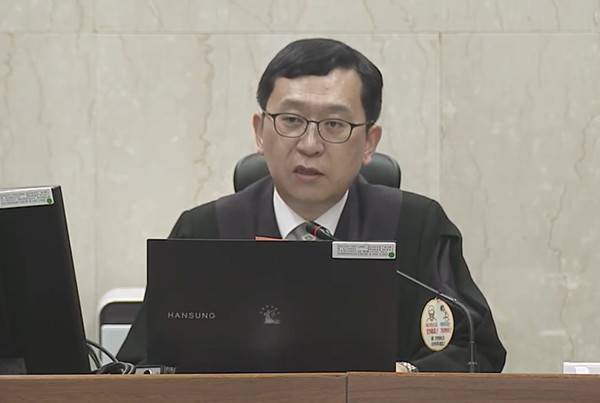 &nbsp;13일 서울 서초구 서울중앙지법에서 열린 한덕수 전 국무총리의 내란 우두머리 방조 등 혐의 사건 재판에서&nbsp;이진관&nbsp;부장판사가 발언하고 있다. 2025.10.13 [사진=연합뉴스]