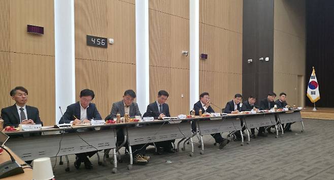 22일 농촌진흥청 국제회의장에서 열린 기자 간담회에 이승돈 청장이 답변하고 있다. 사진=이희택 기자.