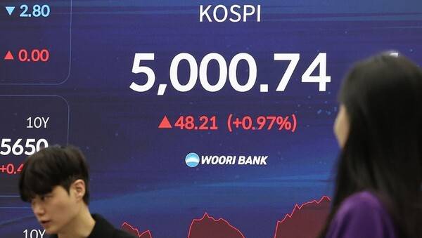 23일 오전 서울 중구 우리은행 딜링룸에서 딜러들이 업무를 보고 있다. 이날 코스피는 오전 9시 2분 현재 전장보다 27.94포인트(0.56%) 오른 4,980.47이다. 연합뉴스