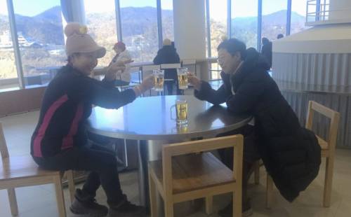 ◇‘무궁화호로 떠나는 홍천 시티투어에 참가한 수도권 관광객들이 하이트진로 강원공장의 시음장을 방문한 모습.