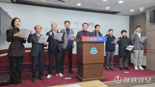 ◇국민의힘 원주 시·도의원들 23일 시청 브리핑룸에서 열고 SNS 댓글에 남성 성기를 비하하는 내용의 댓글을 단 더불어민주당 소속 김혁성 원주시의원의 사퇴를 촉구했다. 원주=허남윤기자